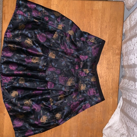Limited Floral Pleated Skirt with Pockets - Picture 2 of 5
